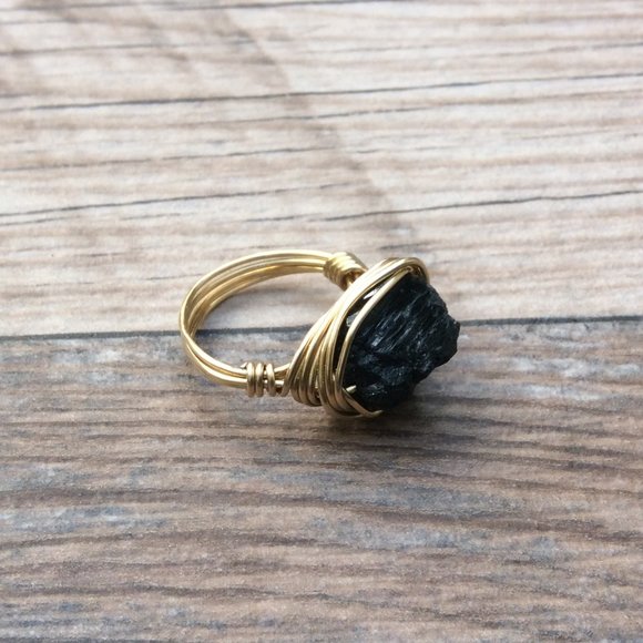 Raw Black Tourmaline ring, 14k gold filled, Black gemstone ring - Picture 2 of 6